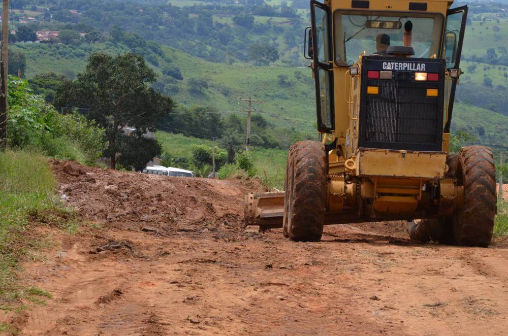 Prefeitura realiza manutenção em estradas para atender estudantes
