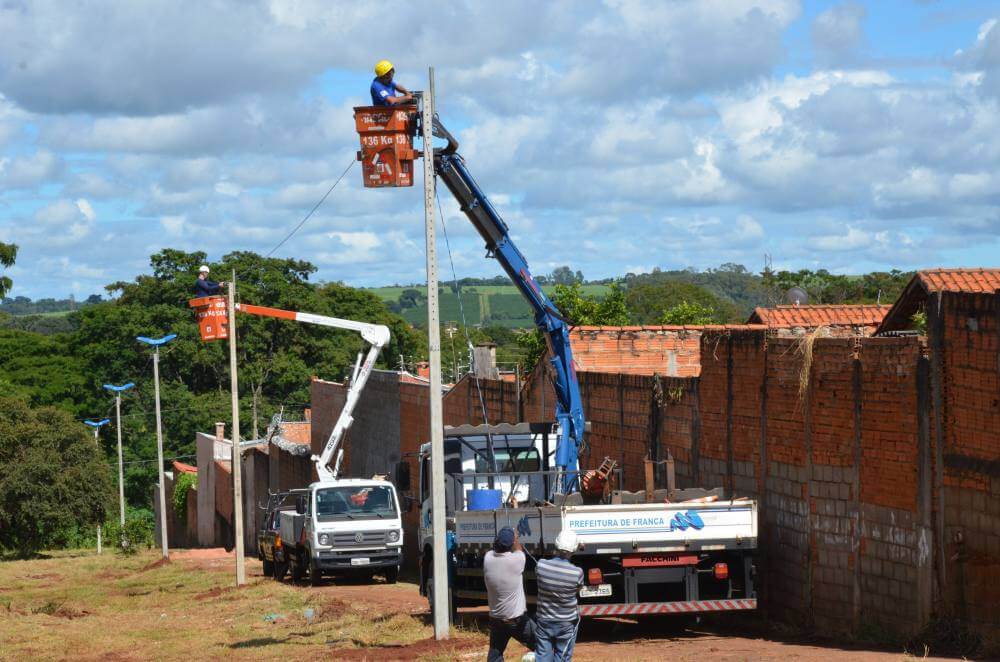 Prefeitura ilumina rua no Residencial Júlio DElia