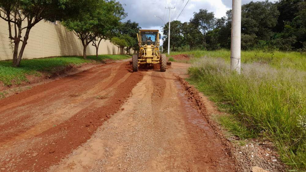 Manutenção em ruas e estradas atende chácaras e zona rural