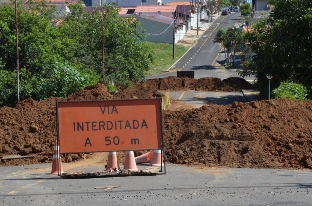 Prefeitura interdita tráfego para manutenção de ponte no Primo Meneghetti