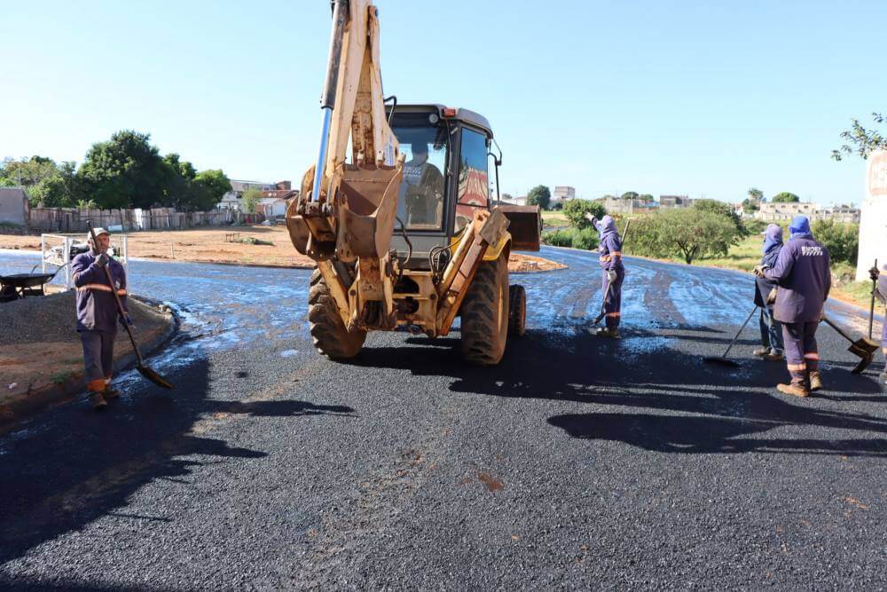 Prefeito acompanha início de asfaltamento no Jardim do Líbano