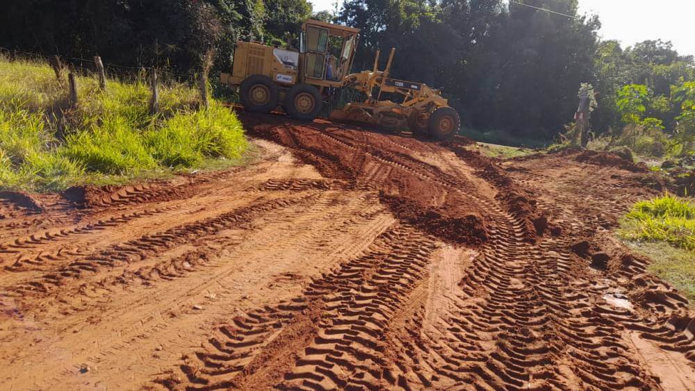 Estradas rurais e ruas de chácaras recebem manutenção