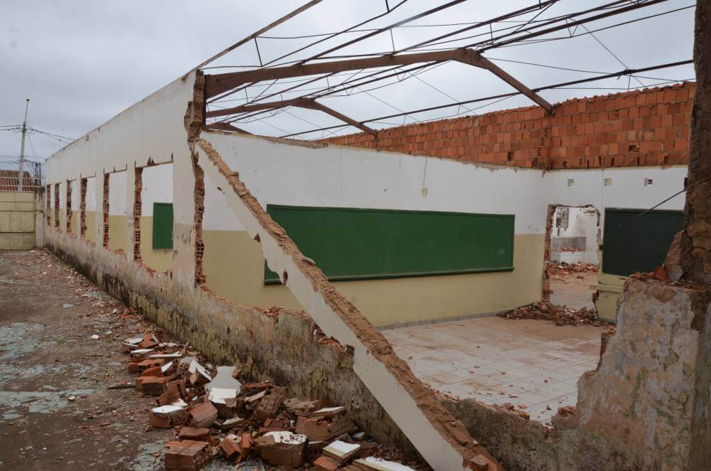 Prefeitura realiza demolição da escola Nadeide e programa nova construção