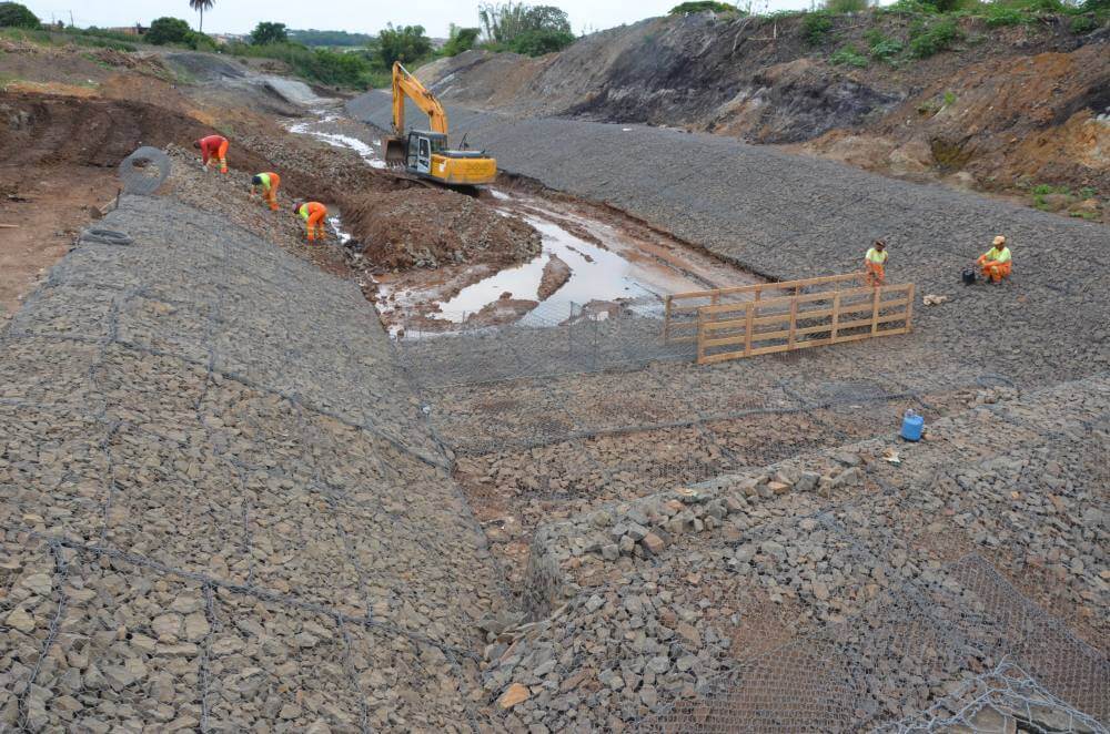 Prefeitura segue com obras de canalização no Engenho Queimado