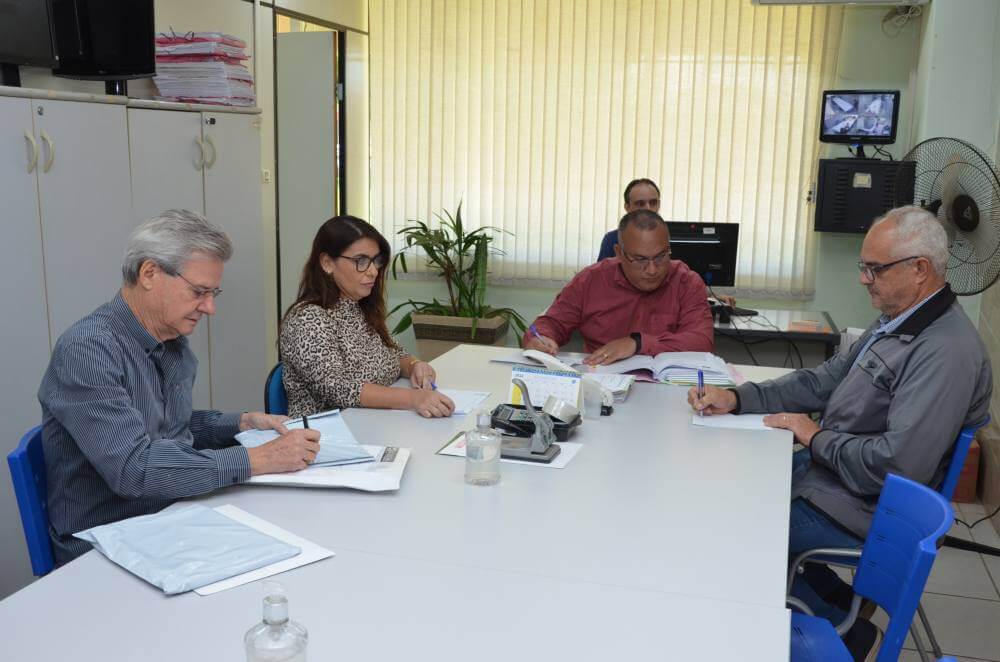 Duas empresas participam da licitação para asfaltamento de ruas e avenidas