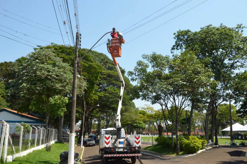 Prefeitura melhora iluminação em viaduto e no Fernando Costa