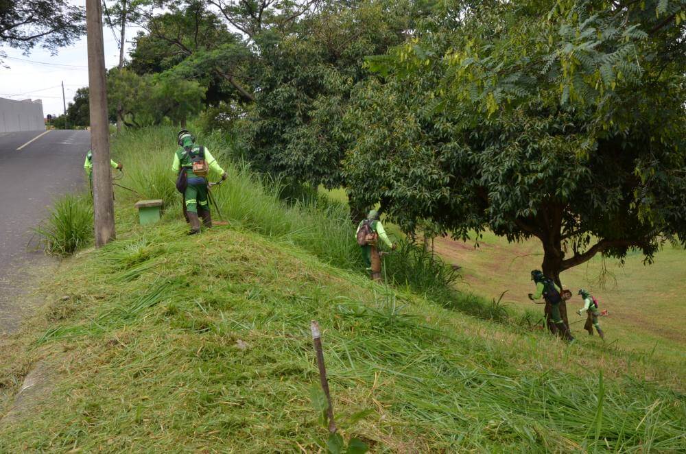 Meio Ambiente realiza limpeza em praça do Jardim Dermínio