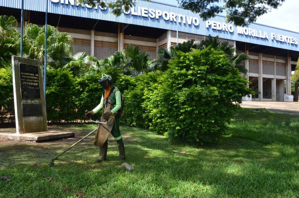 Meio Ambiente faz manutenção no Poliesportivo
