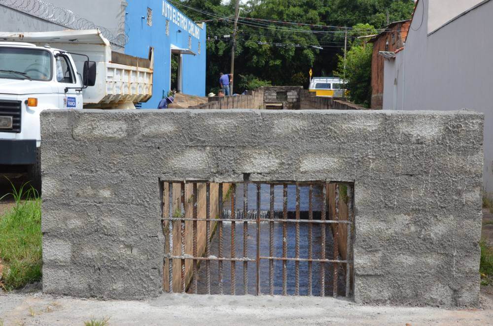 Prefeitura reconstrói proteção em córrego no Jardim Palmeiras