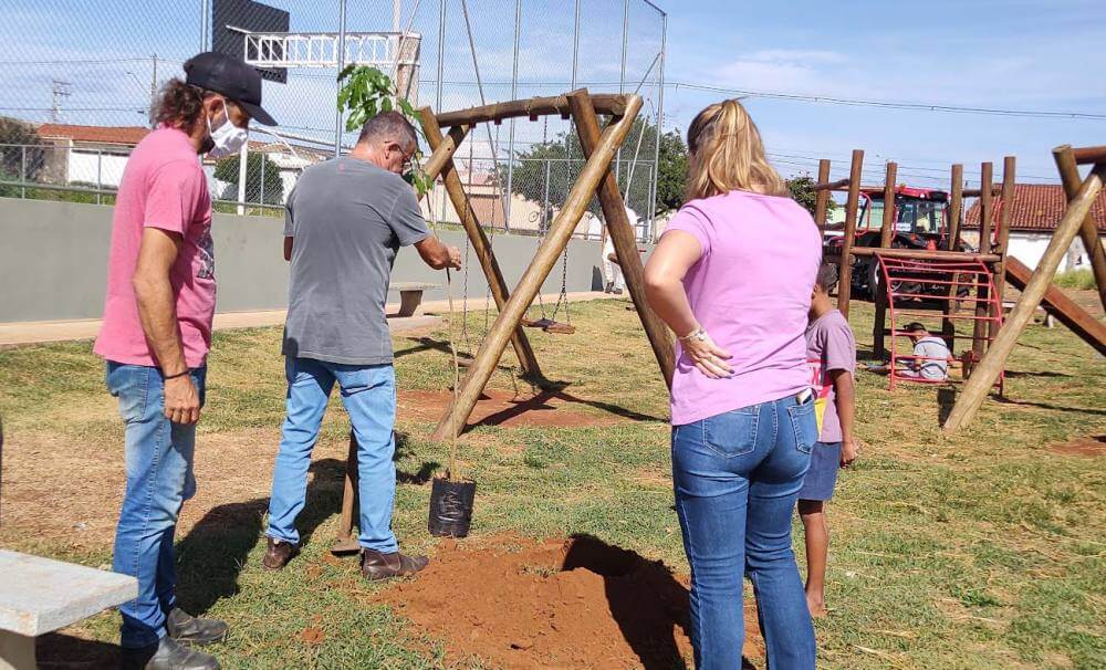 Meio Ambiente realiza plantio em Área de Lazer do Engenho Queimado