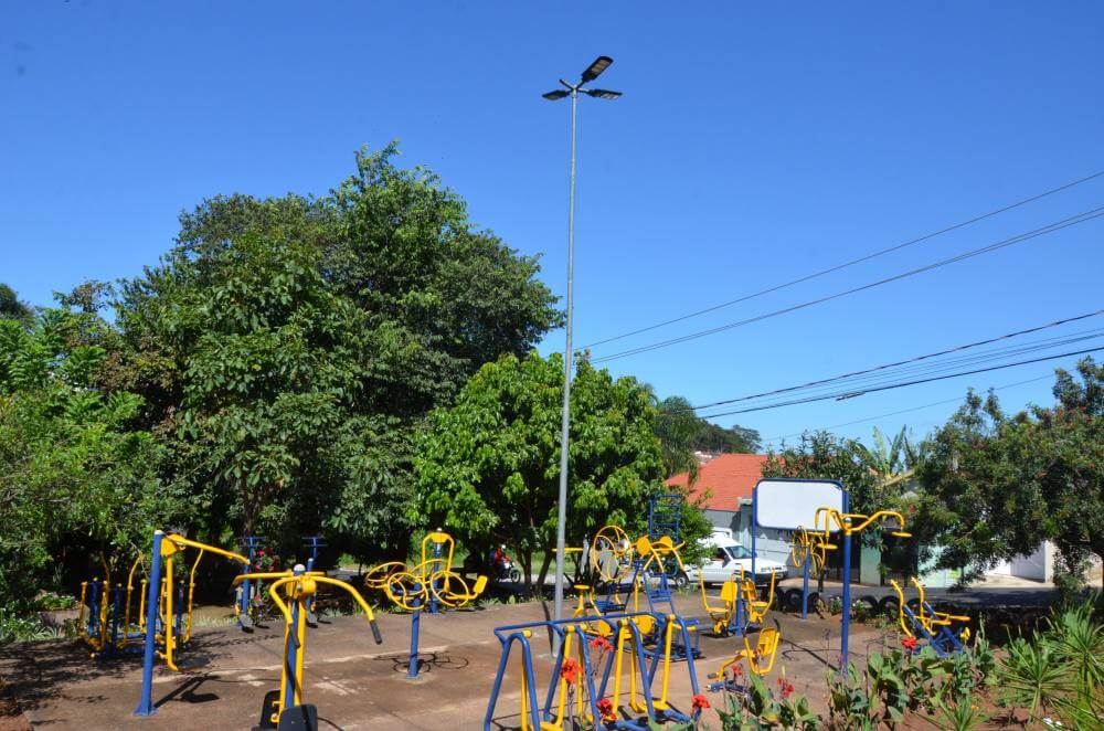 Praça da Vila Pedigoni recebe iluminação