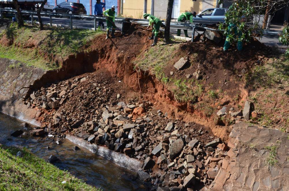 Prefeitura faz manutenção preventiva no Córrego dos Bagres