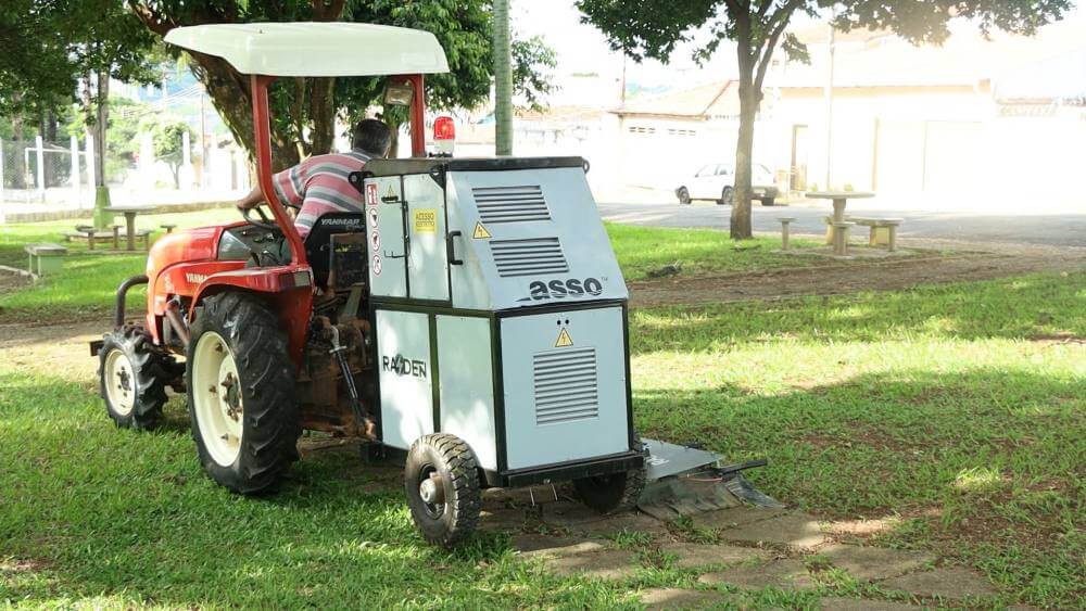 Prefeitura usa máquina elétrica em manutenções de áreas públicas