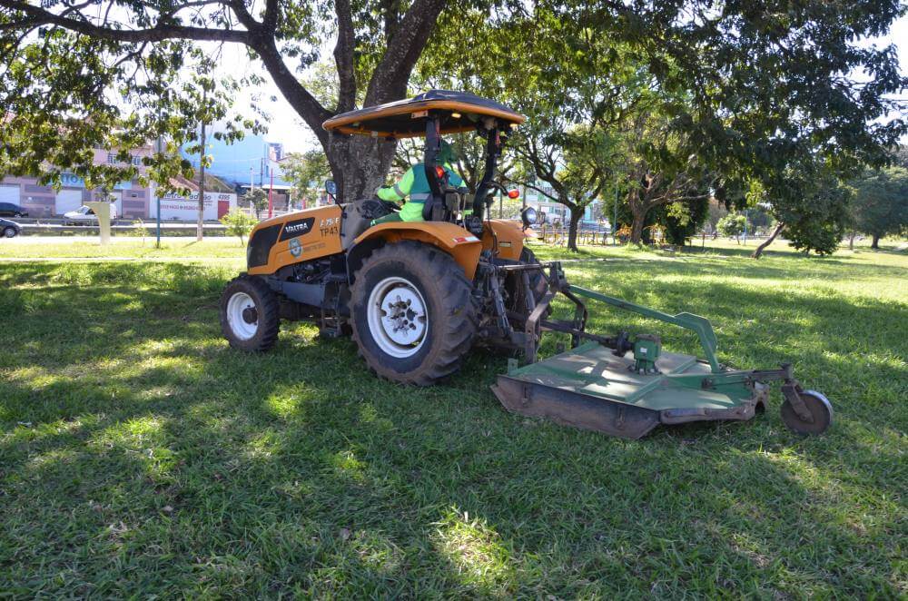 Praças e áreas públicas recebem manutenção da Prefeitura