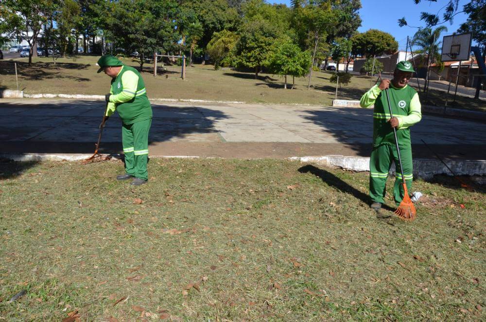 Prefeitura realiza limpeza urbana e pede ajuda dos moradores