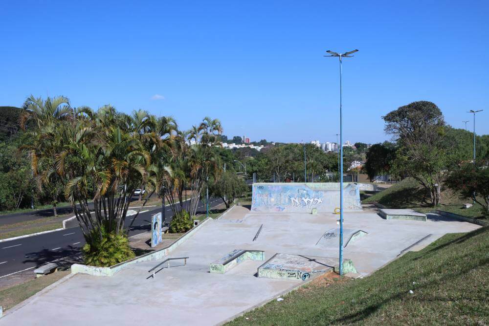 Meio Ambiente substitui iluminação em Praça do Bueno