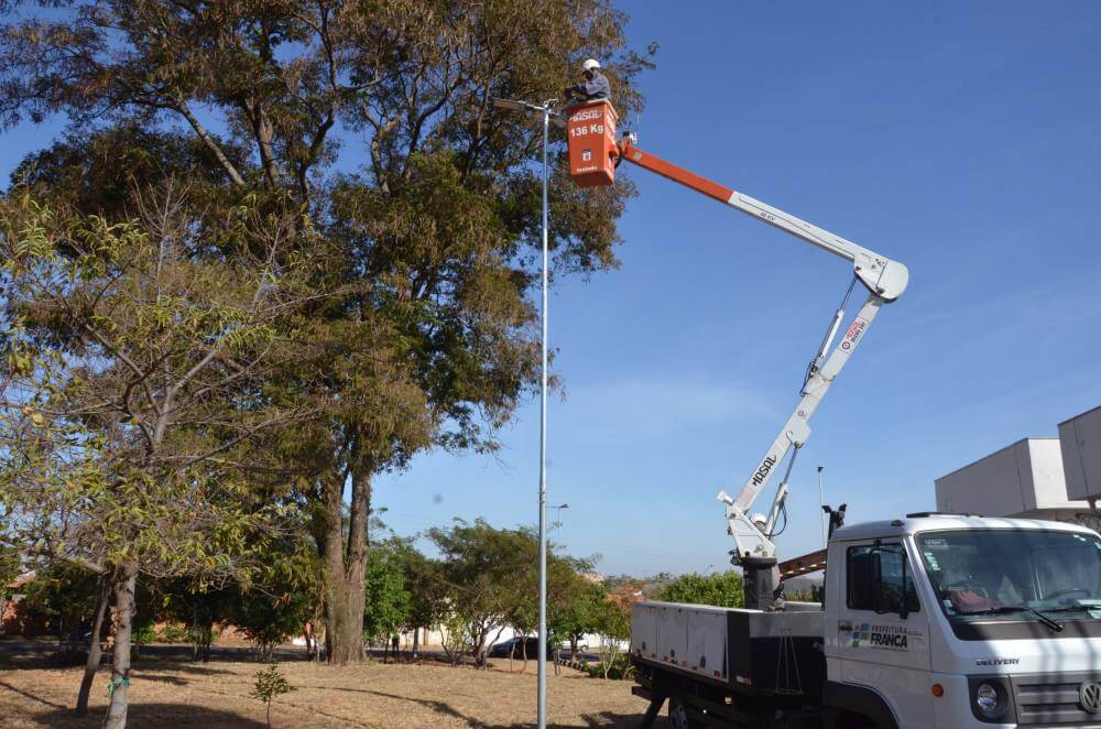 Prefeitura implanta iluminação em praça do Jardim Anita