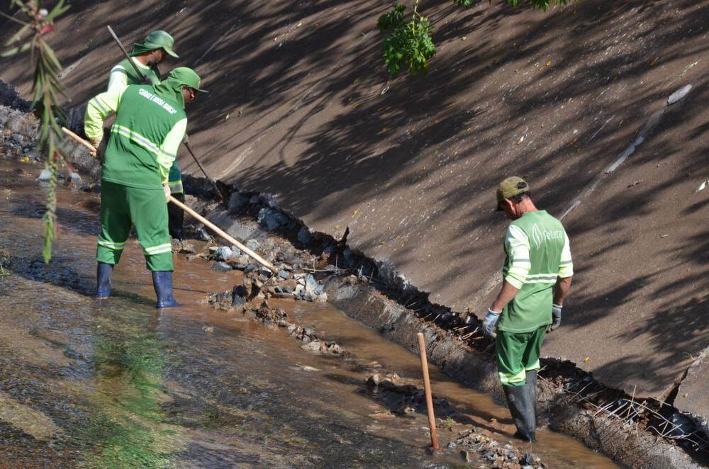 Prefeitura faz manutenção preventiva no Córrego Cubatão