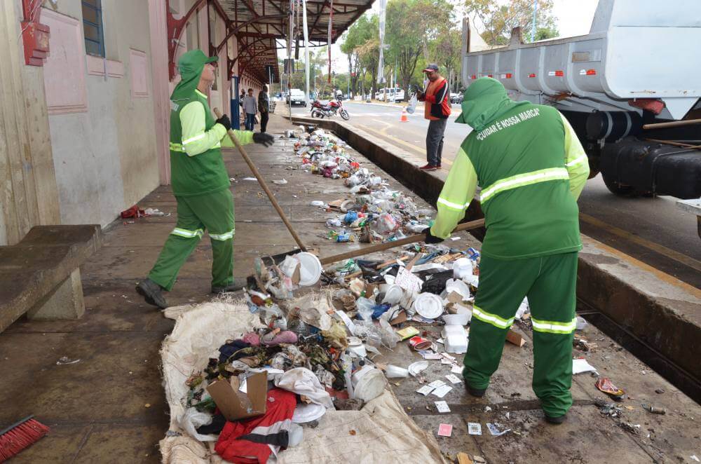 Prefeitura retira moradores em situação de rua e instala estrutura metálica no Prédio da Mogiana