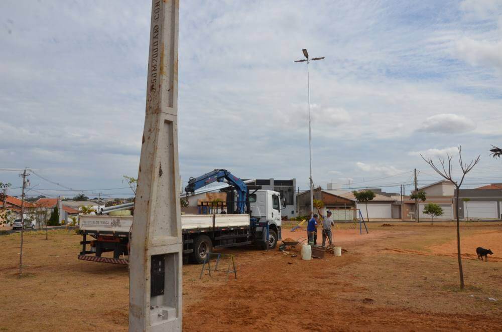 Praça recebe iluminação na Santa Cruz