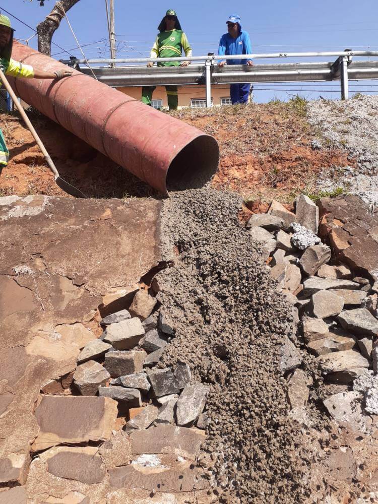 Prefeitura faz manutenção no Córrego dos Bagres