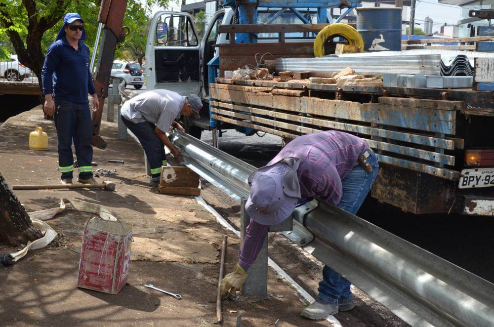 Prefeitura substitui defensas nas margens dos córregos