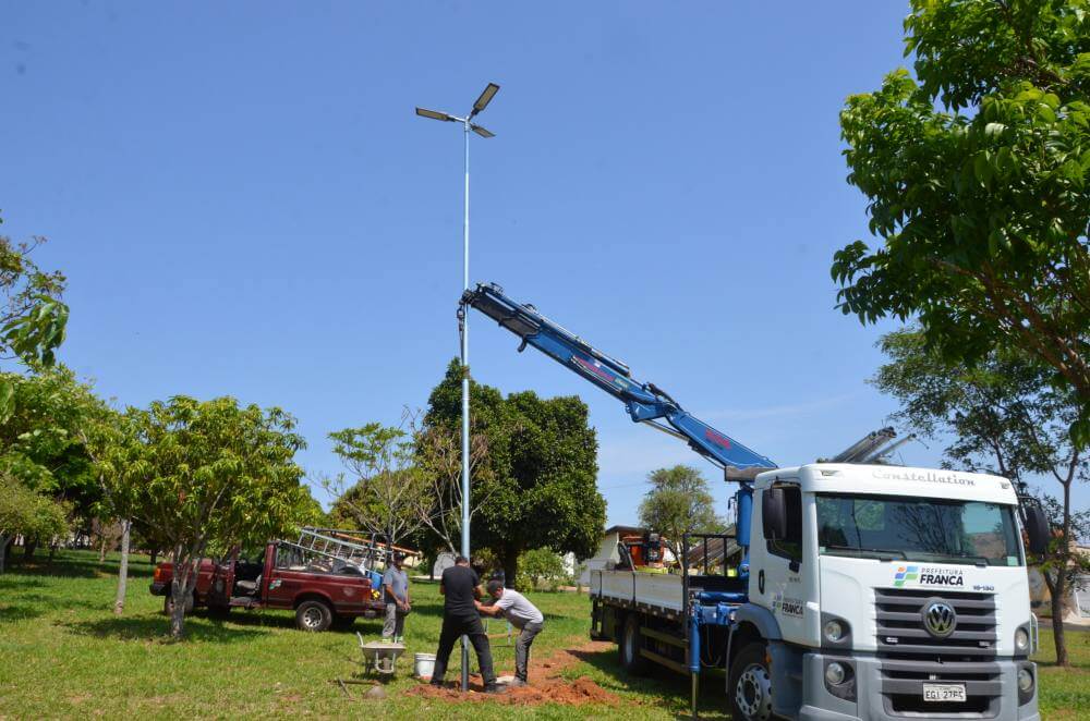 Praça do Jardim Flórida recebe iluminação