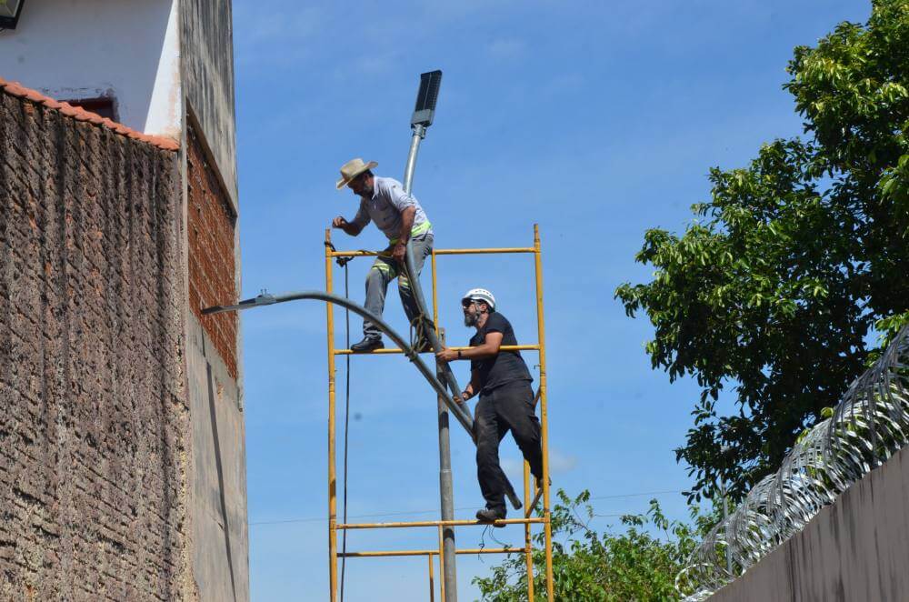 Meio Ambiente substitui iluminação em vielas do Martins