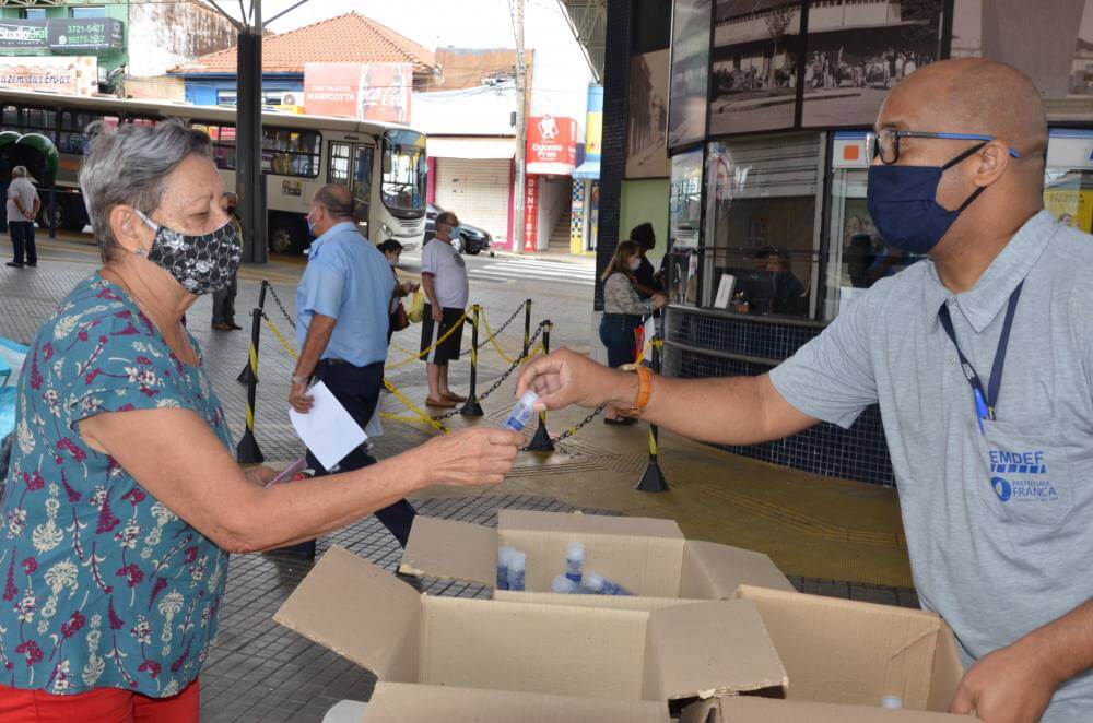 Prefeitura recebe doação e distribui álcool gel