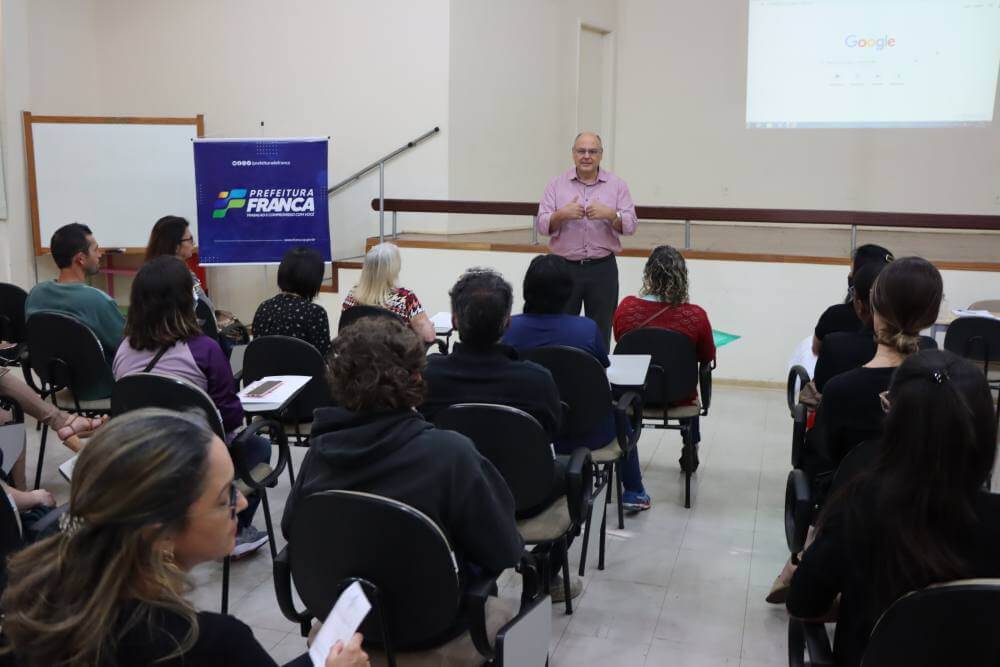 Prefeito recepciona novos servidores