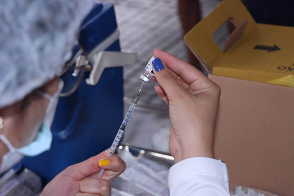 Saúde leva vacinação itinerante contra a Covid-19 para o centro e escolas