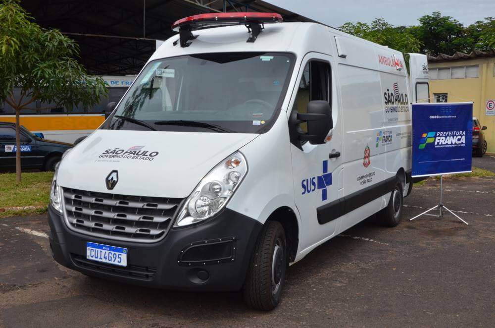 Prefeito entrega ambulância a Secretaria de Saúde