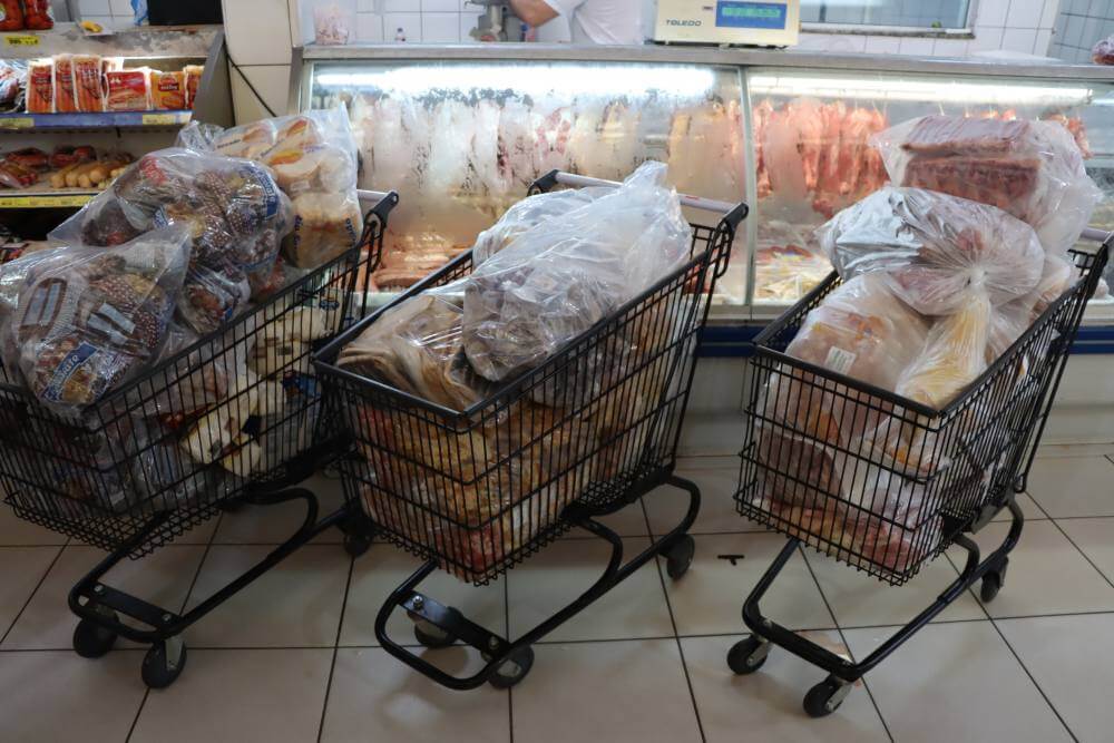 Vigilância Sanitária apreende mais de 1 tonelada de alimentos em estabelecimentos