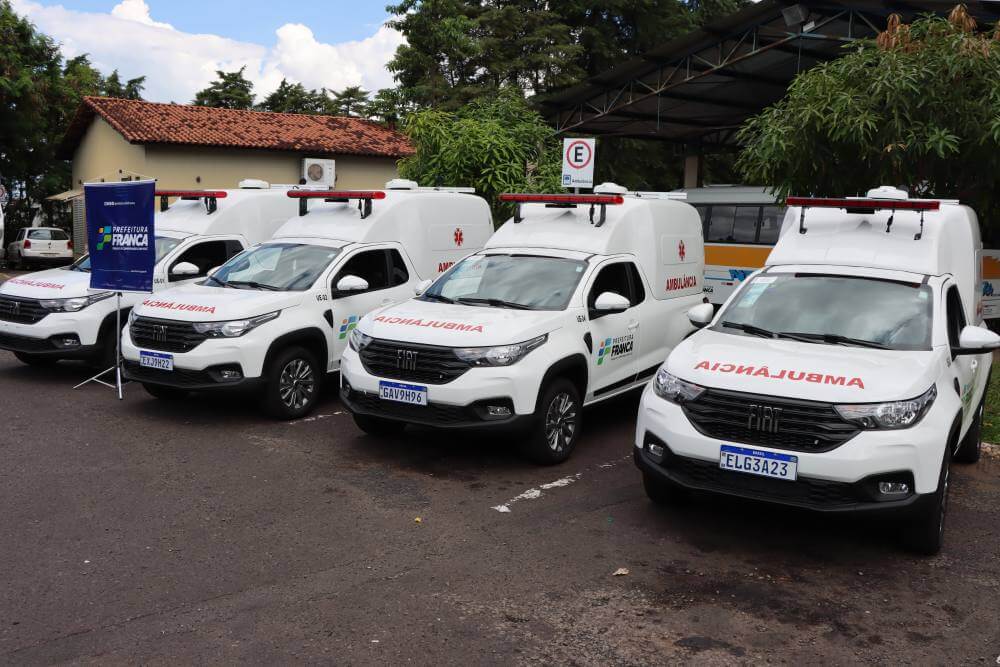 Com investimentos superiores a meio milhão, prefeito entrega novas ambulâncias