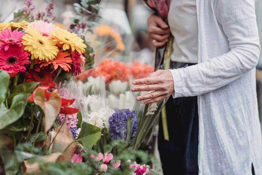Vigilância anuncia leilão para venda de flores em cemitérios no Dia das Mães