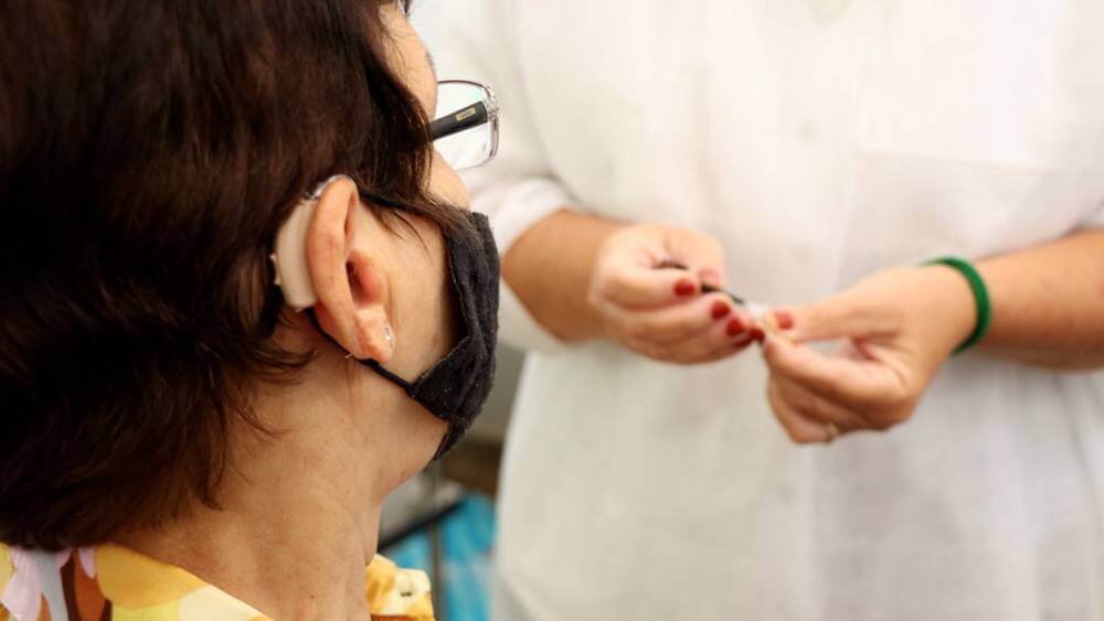 Saúde entrega novos aparelhos auditivos