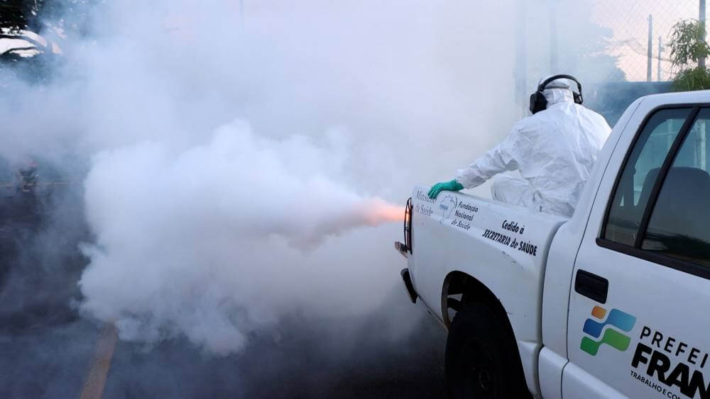 Ações de combate à dengue prosseguem com visitação dos agentes e fumacê