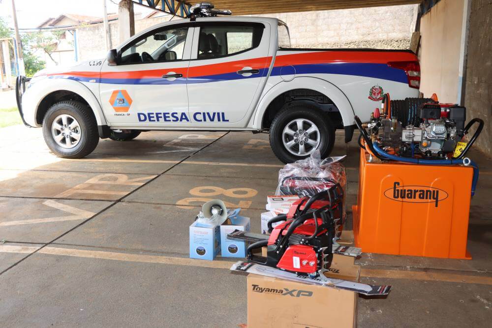 Prefeito entrega viatura e equipamentos à Defesa Civil