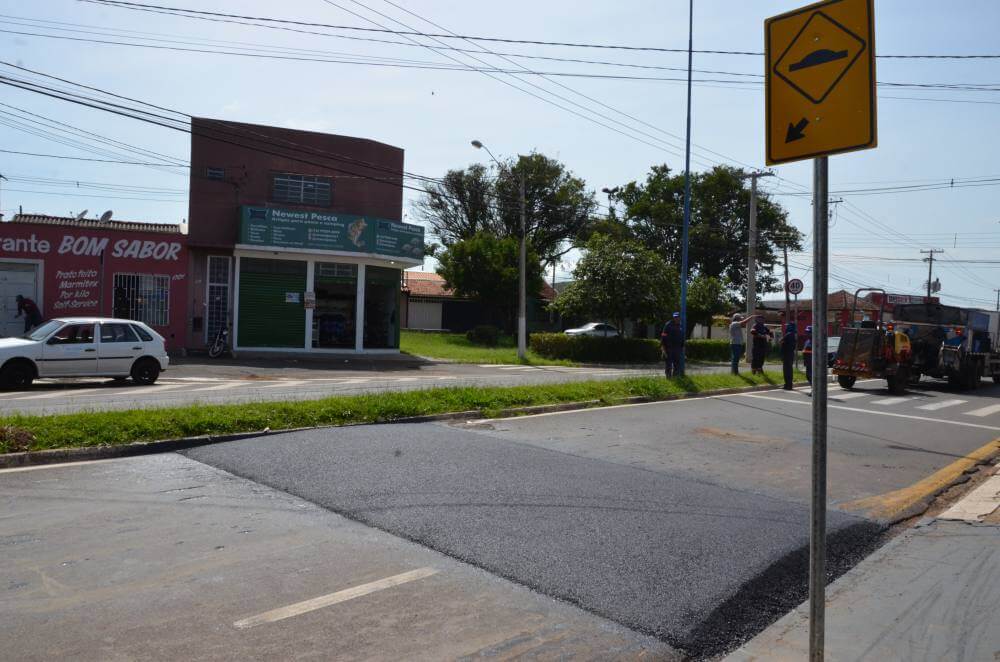 Lombadas instaladas na Av. Adhemar de Barros