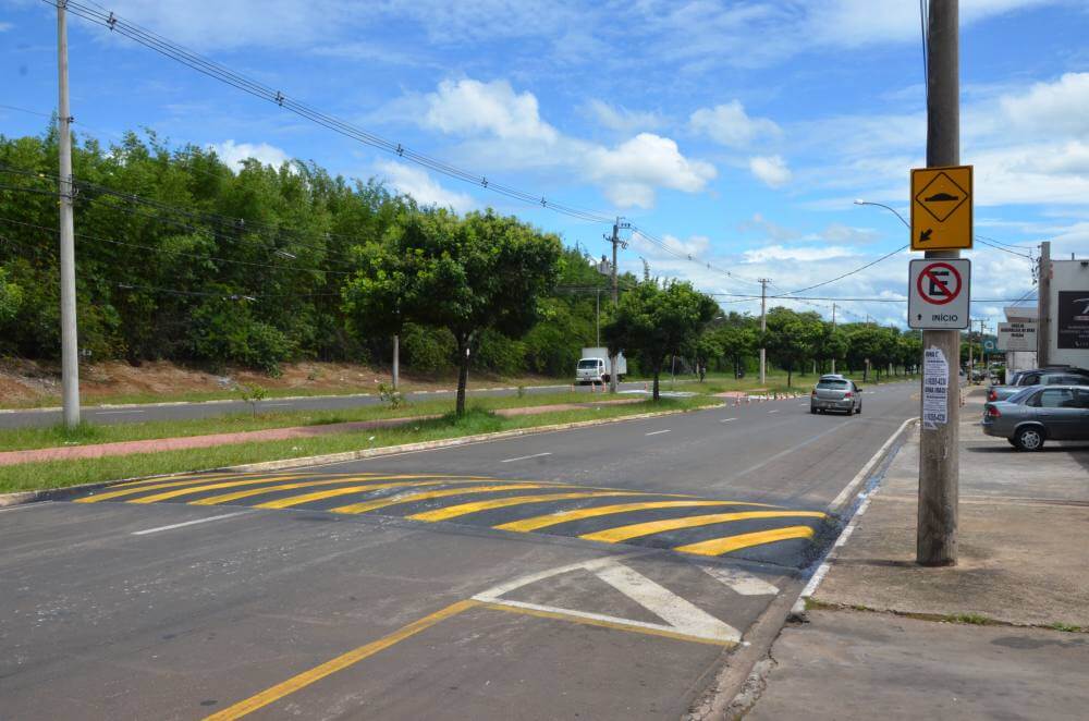 Trânsito instala lombadas para maior segurança das pessoas