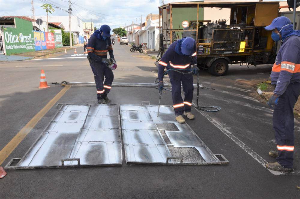 Prefeitura reforça sinalização urbana