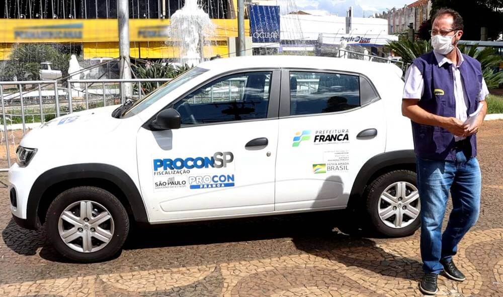 Procon realiza plantão na praça central no Dia do Consumidor