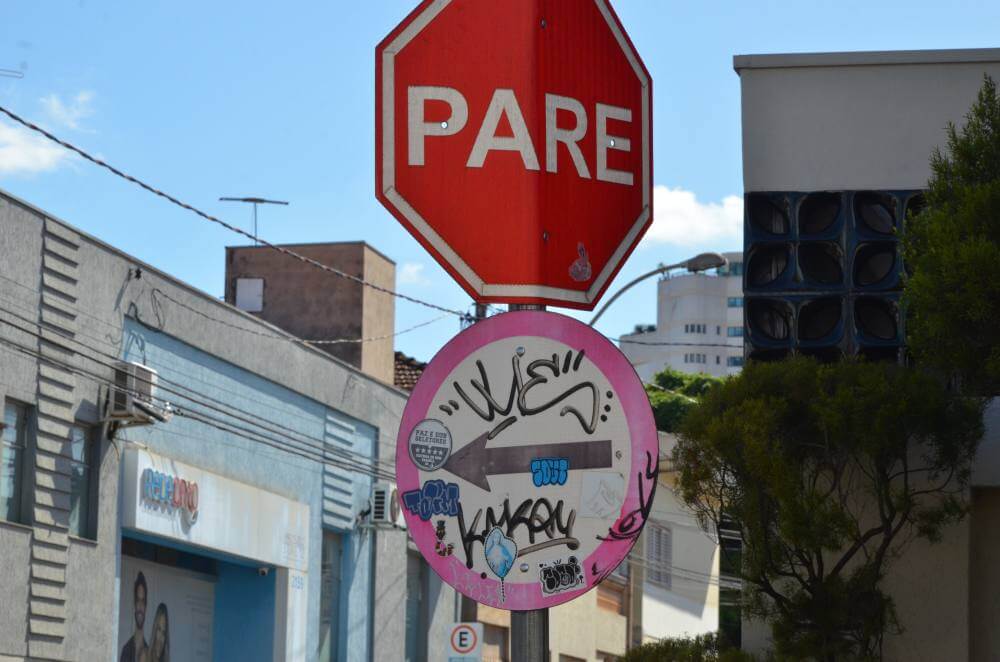 Segurança repõe placas pichadas e busca identificar infratores