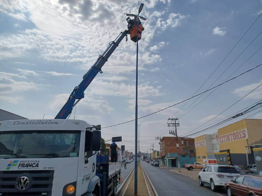 Prefeitura substitui iluminação na Avenida Adhemar de Barros