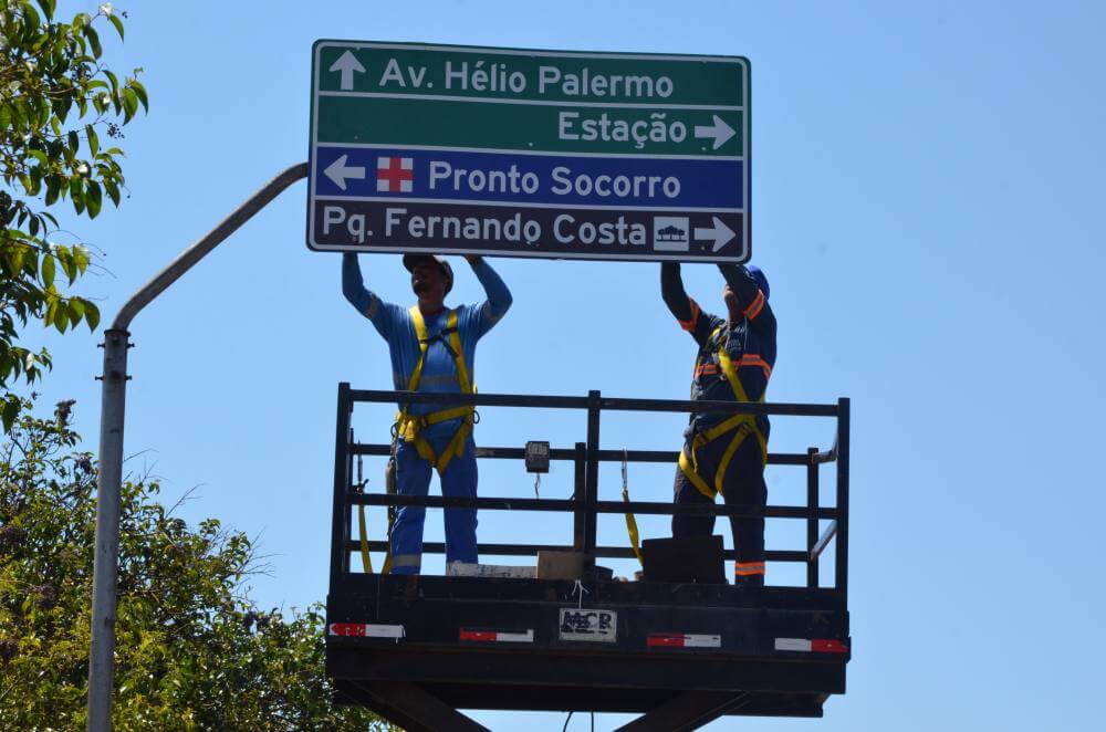 Cidade recebe novas placas de sinalização aérea