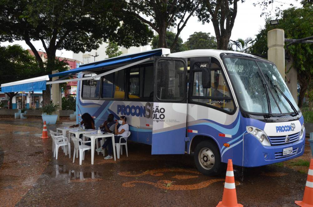Procon Móvel está na praça central