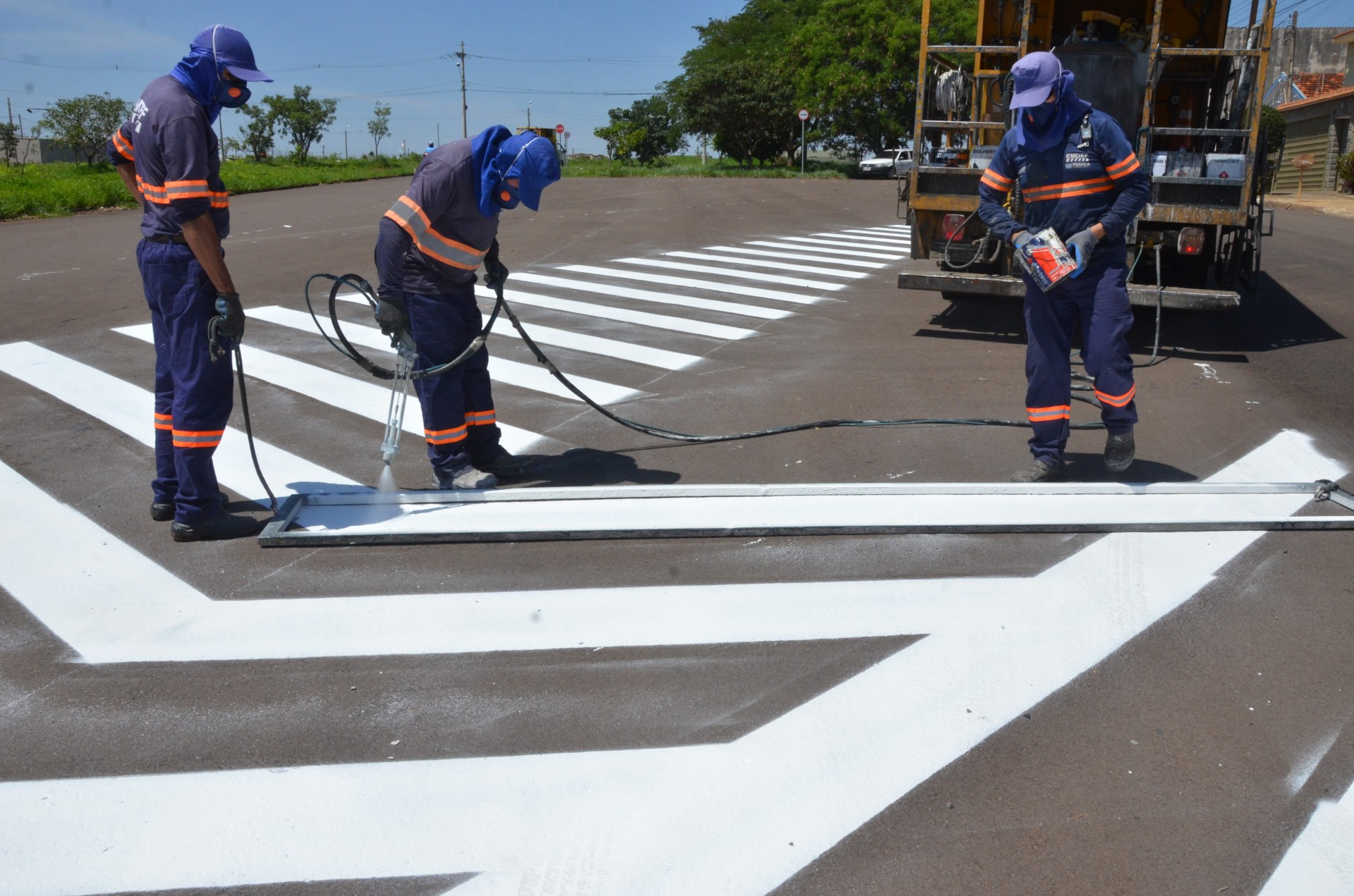 Trânsito altera sentido em rua do Jardim Petráglia