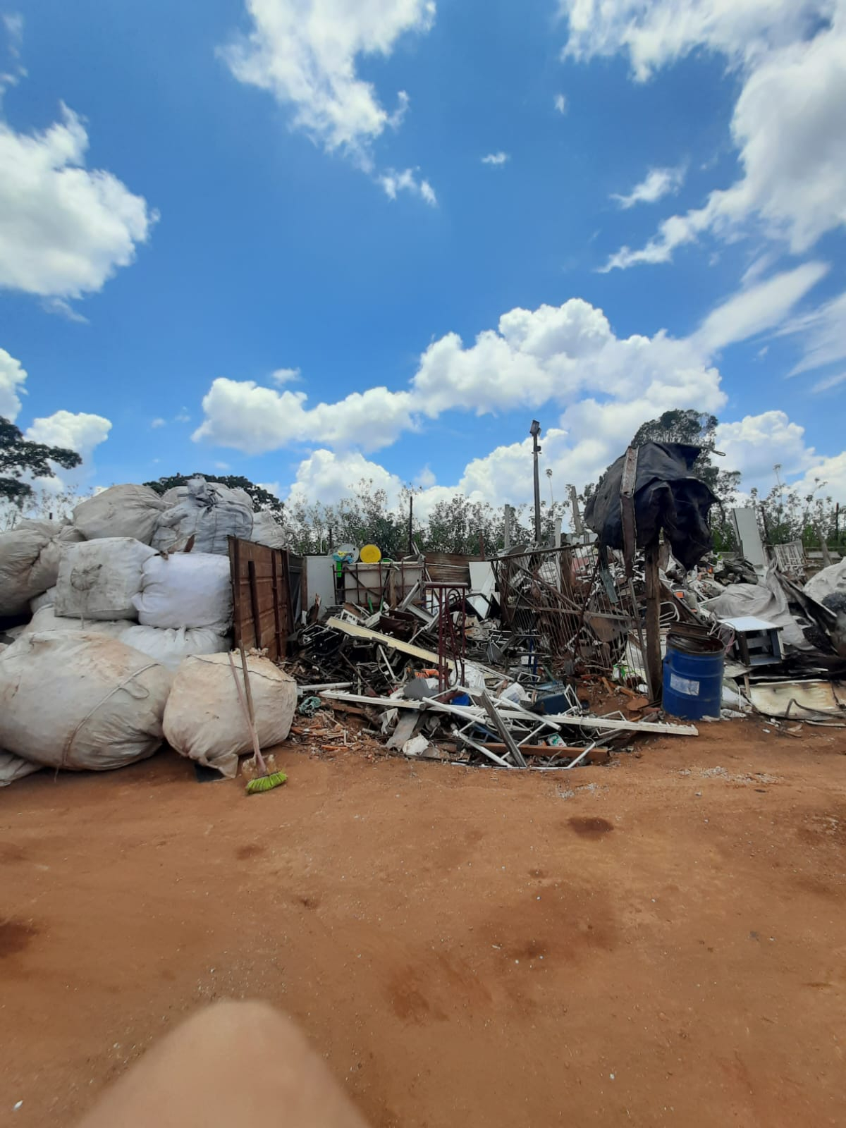 Operação conjunta interdita desmanches e ferros velhos