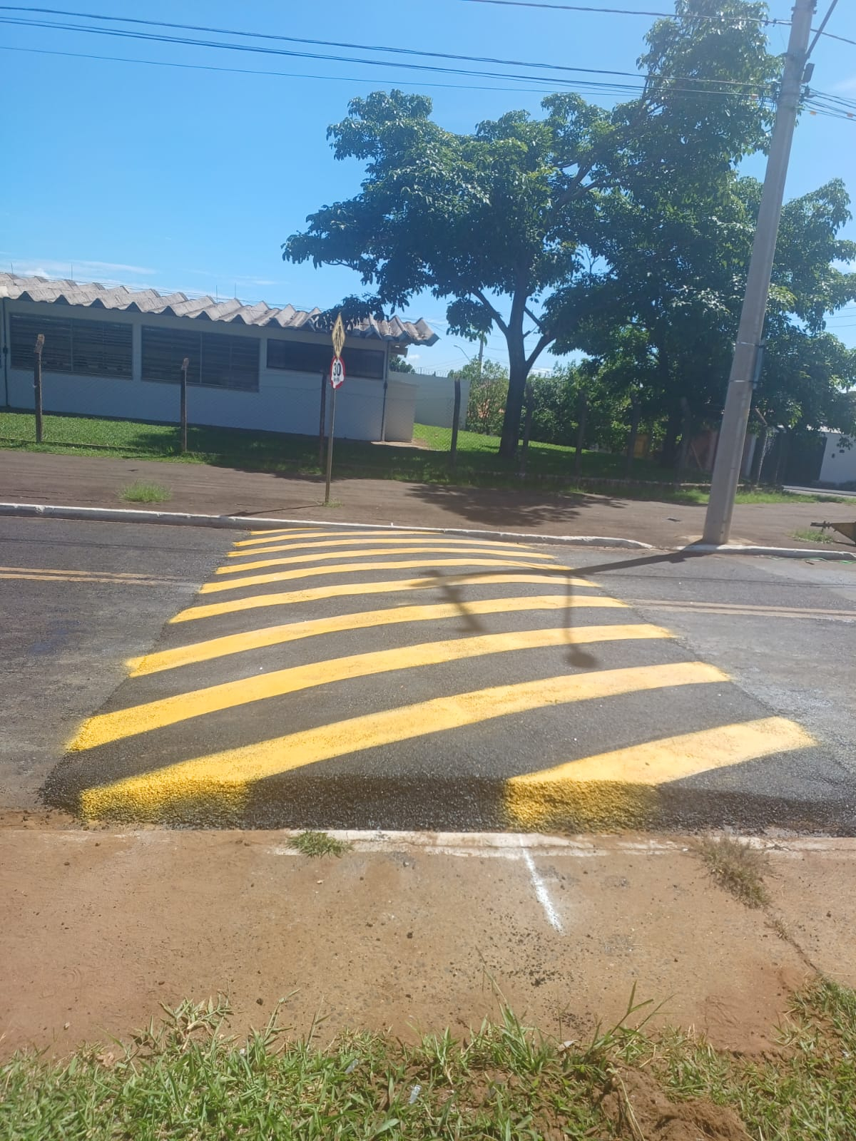 Avenida Geralda Rocha Silva recebe lombadas e lombofaixas