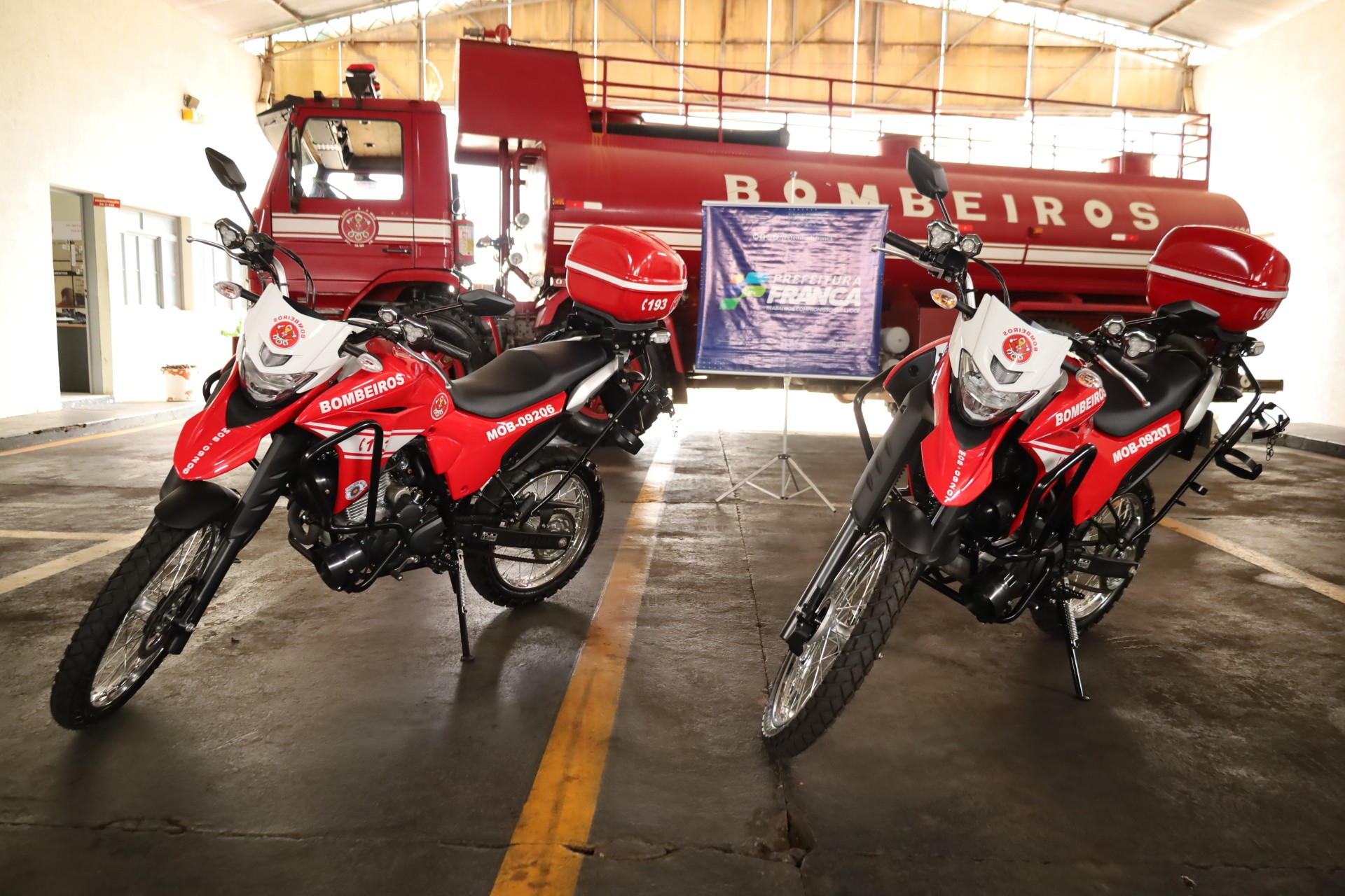Prefeitura entrega novas motos equipadas ao Corpo de Bombeiros